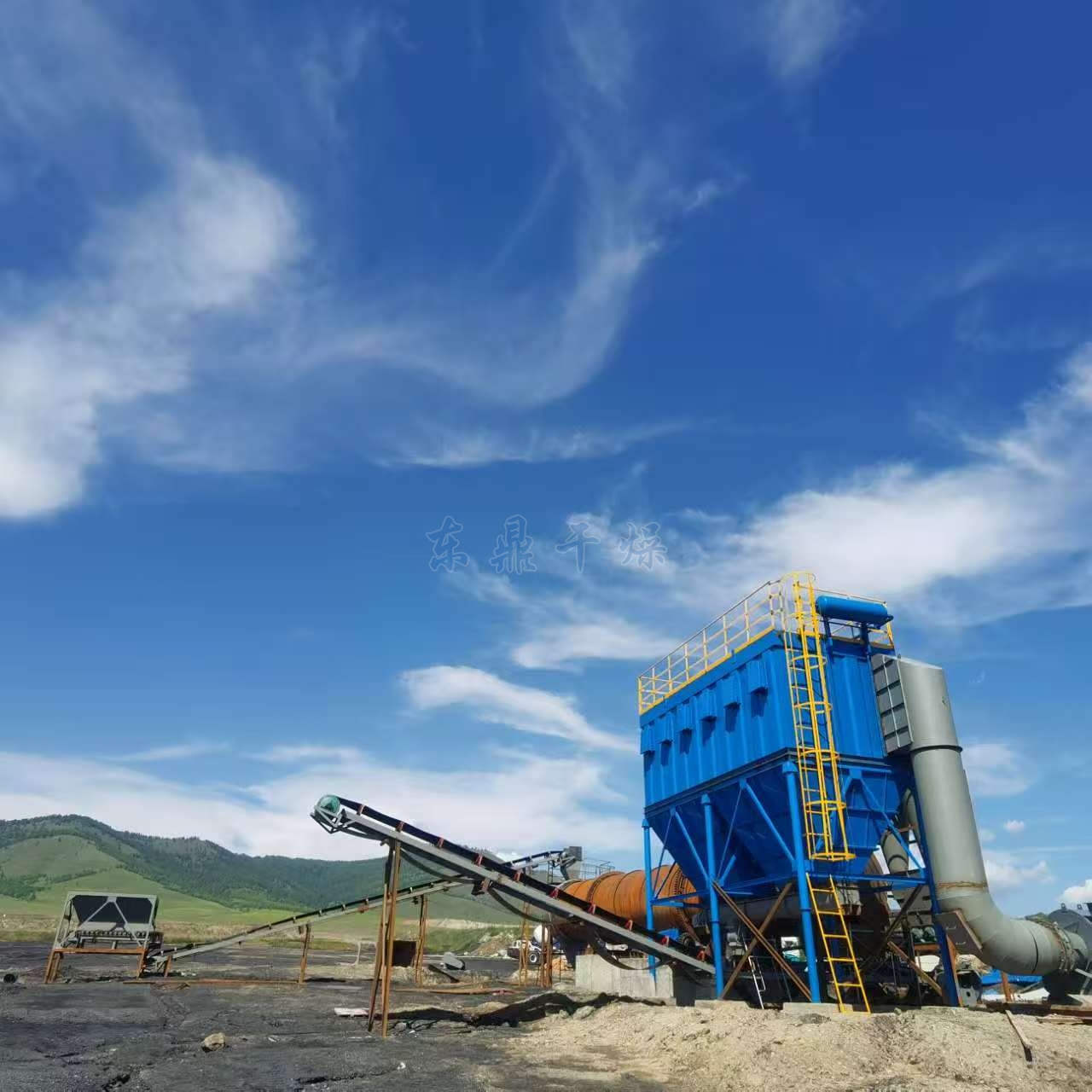 “天地遼闊草原美，實干奮進正當時”，在廣袤無垠的外蒙古草原上，一幅產業建設的壯闊畫卷正徐徐展開。東鼎干燥外蒙古大型原煤烘干機項目施工現場，機械轟鳴作響，建設者們熱情高漲，項目建設熱潮已然掀起，處處呈現