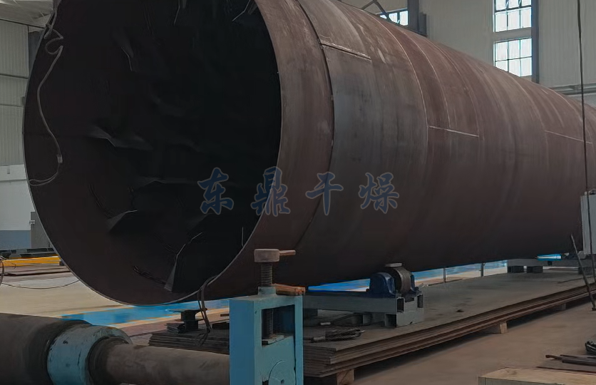 走進陜西府谷煤泥烘干機制造車間，機器轟鳴中滿是專業氣息 —— 這里正為煤泥烘干需求，精準打造適配設備。  車間內，鋼板切割環節采用數控設備，誤差控制在 ±1mm 內，確保滾筒等核心部件尺寸精準；焊接工